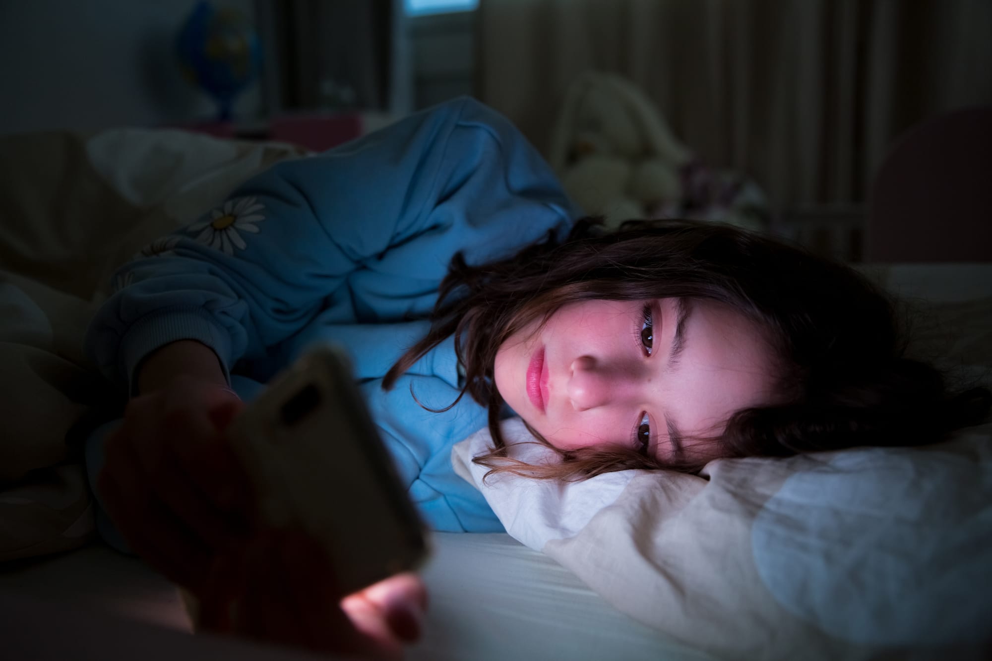 Should Devices Be in Your Kid’s Bedroom at Night?